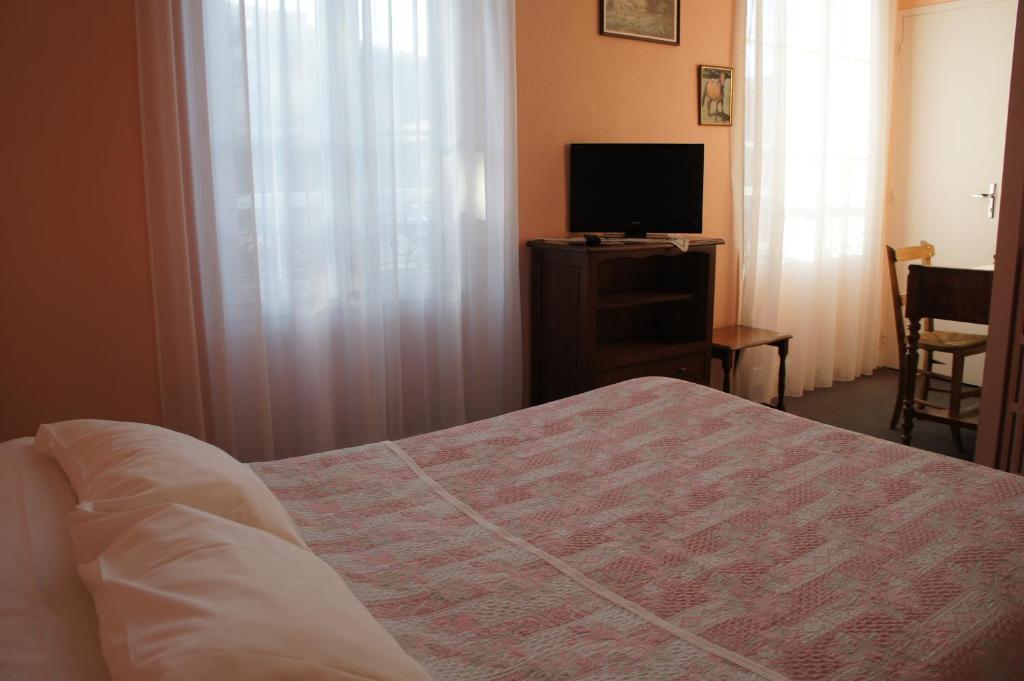 Hotel Le Commerce Bagnères-de-Bigorre Δωμάτιο φωτογραφία