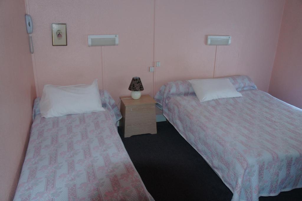 Hotel Le Commerce Bagnères-de-Bigorre Δωμάτιο φωτογραφία