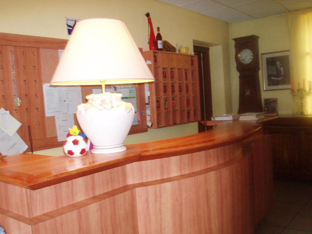Hotel Le Commerce Bagnères-de-Bigorre Δωμάτιο φωτογραφία