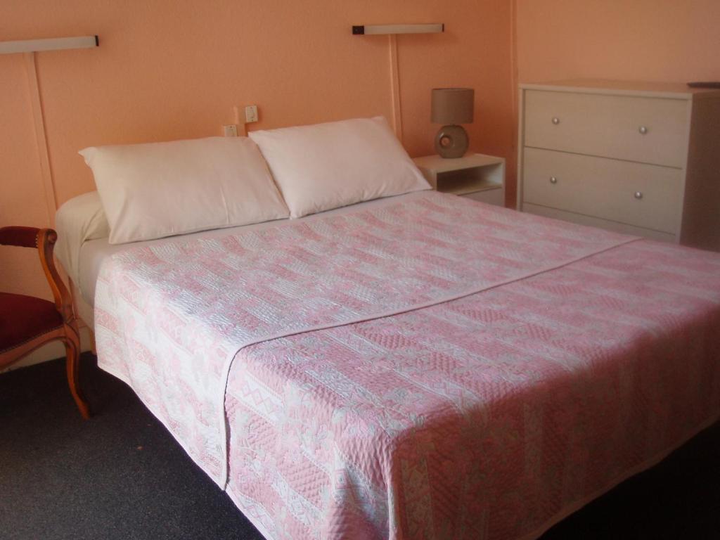 Hotel Le Commerce Bagnères-de-Bigorre Δωμάτιο φωτογραφία